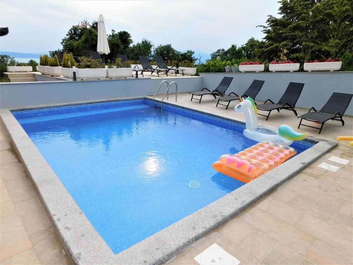Apartman "Sabine Red" With Heated Pool Omišalj Exterior foto